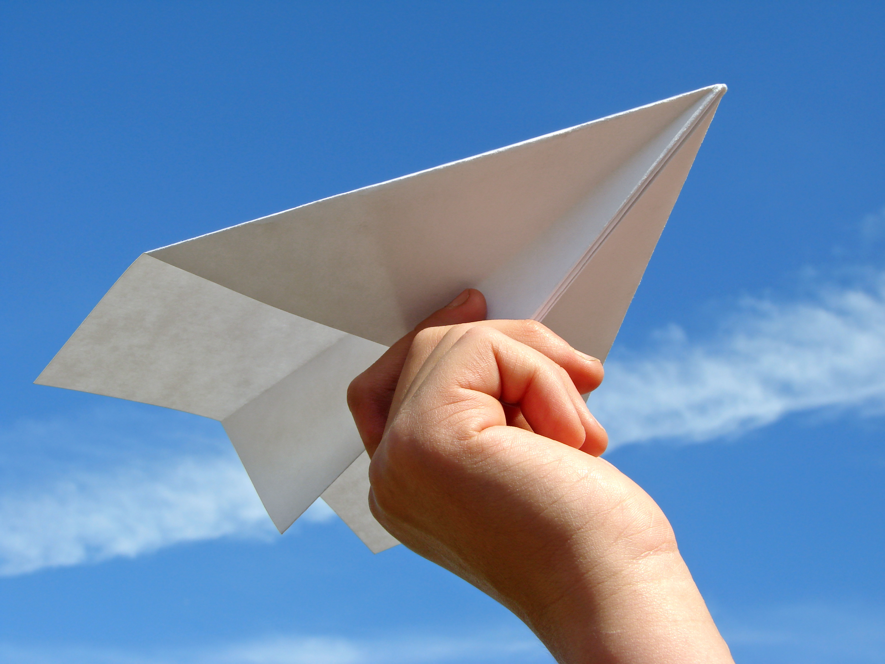 Мой бумажный самолет отправляется в полет. Бумажный самолетик. Летающие бумажные самолеты. День бумажного самолёта. День бумажных самолетиков.